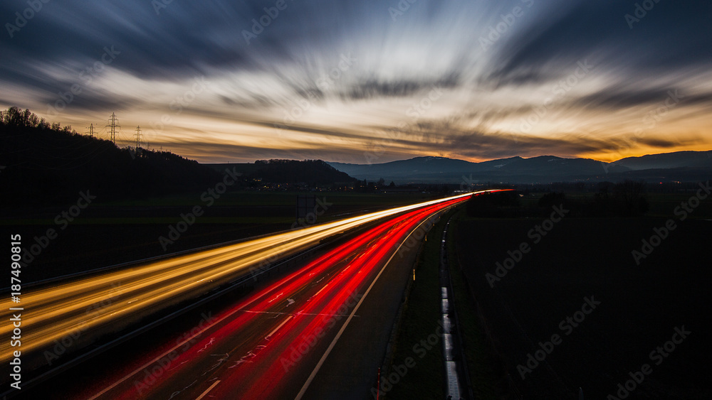 Une autoroute au coucher de soleil
