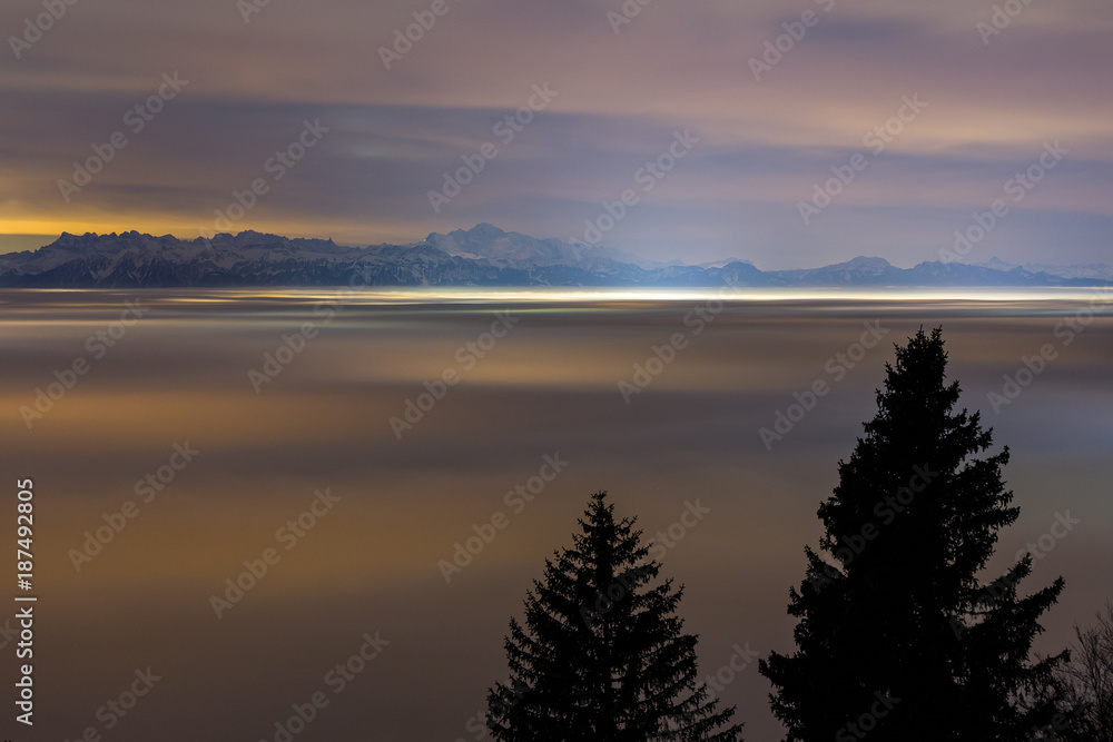 La mer de brouillard de nuit devant les Alpes