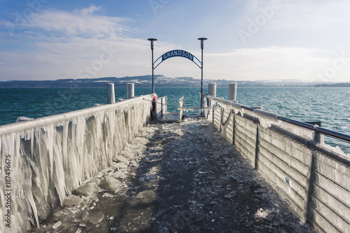 Un ponton gelé à Grandson devant le Lac de Neuchâtel