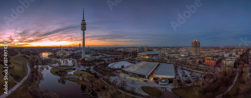 Aus der Luft von oben mit dem Olympiapark zum Sonnenuntergang in der Totalen als Panorama photo