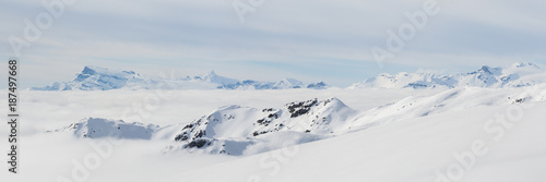 Panorama dans les Alpes enneigés et avec la mer de nuages