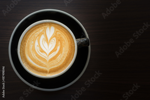 Foto Latte are aromatic cappucino coffee serve in a black cup