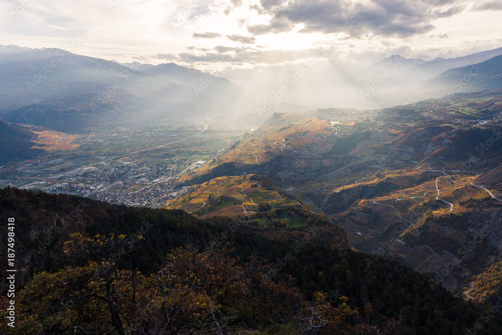 Vue sur le Valais, Saint-Léonard et Sion, au coucher du soleil. Vue sur le Valais, Saint-Léonard et Sion, au coucher du soleil.