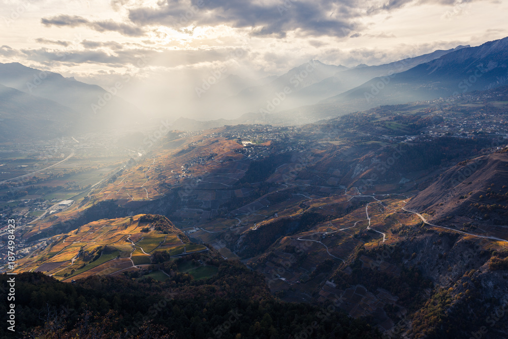 Vue sur le Valais, Saint-Léonard et Sion, au coucher du soleil. Vue sur le Valais, Saint-Léonard et Sion, au coucher du soleil.