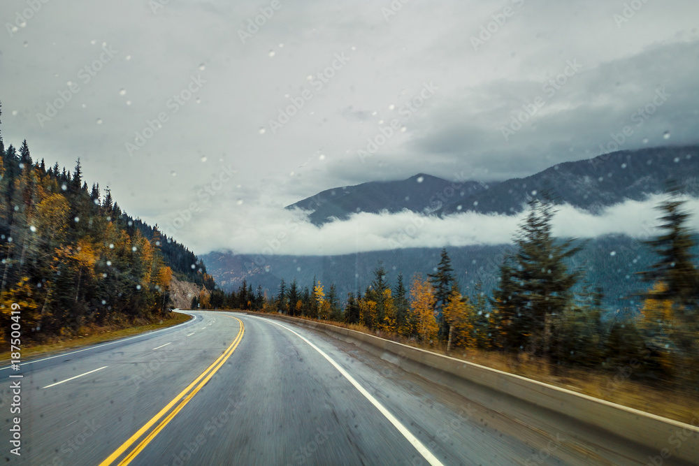Indian Summer Highway im Regen aus dem Auto Indian Summer Highway im Regen aus dem Auto