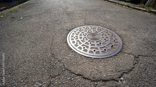 Quadro su tela manhole cover