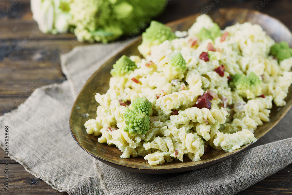 Pasta with Roman cauliflower, ricotta and ham Pasta with Roman cauliflower, ricotta and ham