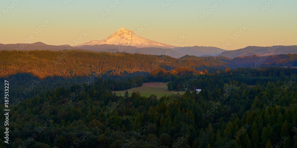 Fototapeta premium Mount Hood panoramic view from Jonsrud Viewpoint at sunset. US Pacific Northwest, Oregon.