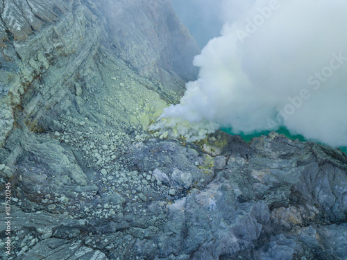 Φωτογραφία Aerial view from drone to Kawah Ijen volcano crater with sulfur fume