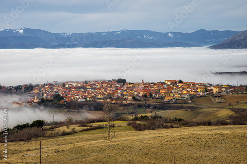 Collarmele avvolto dalla nebbia, Abruzzo, Italia