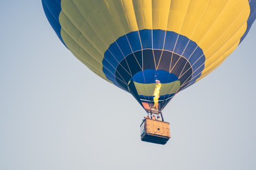 Fotobehang Luchtsport Heteluchtballon met vlam tegen hemel  © andrei310