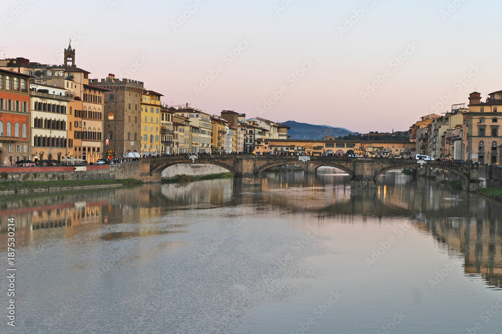 Firenze, tramonto sull'Arno