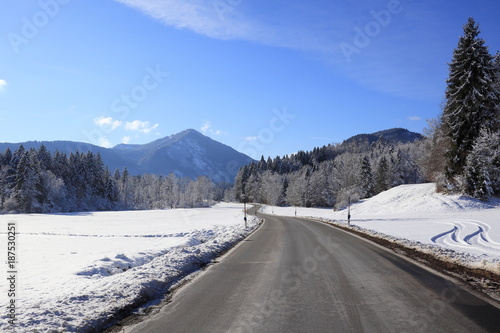leere Straße in Winterlandschaft