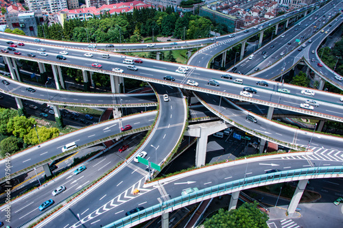 Fotografi busy road junction in modern city