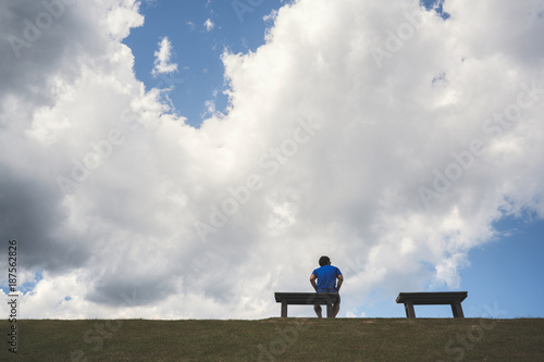 Men are lonely He sits at the sky He is thinking of a lover And wait for her to come back.