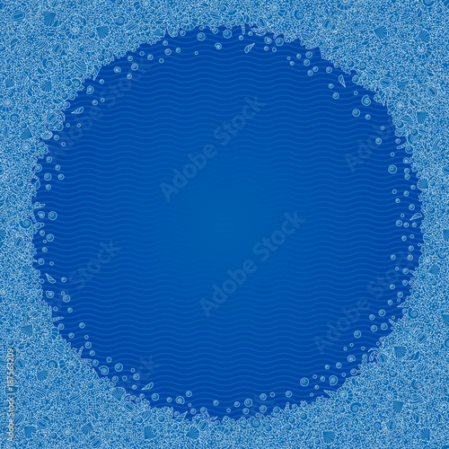Бесшовная векторная круглая рамка из белых контурных рисунков на морскую тему. Кораллы, рифы, крабы, ракушки и морские 

звезды на синем фоне с волнами