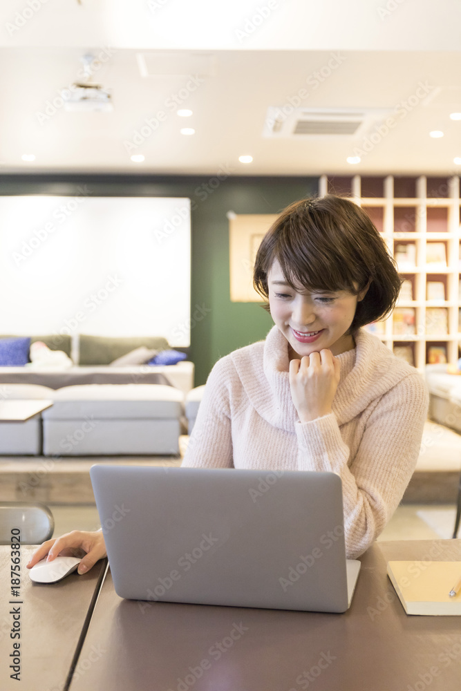 ノマドワーカー 若い女性 ノマドワーカー 若い女性