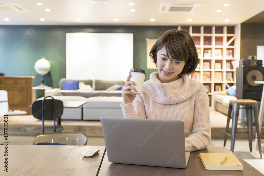 ノマドワーカー 若い女性 ノマドワーカー 若い女性
