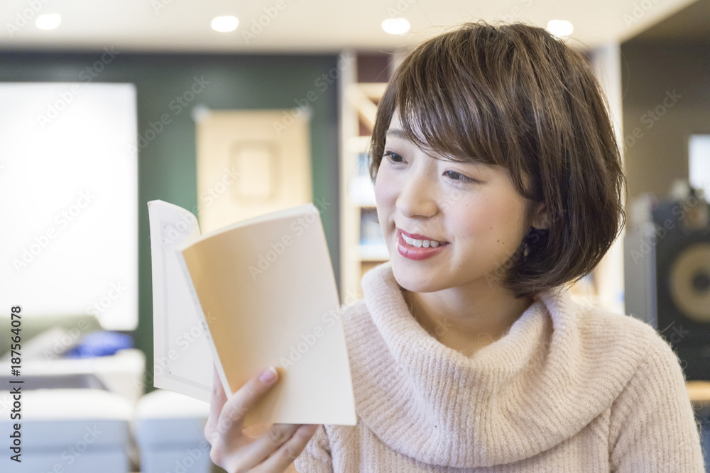 読書をする若い女性 読書をする若い女性