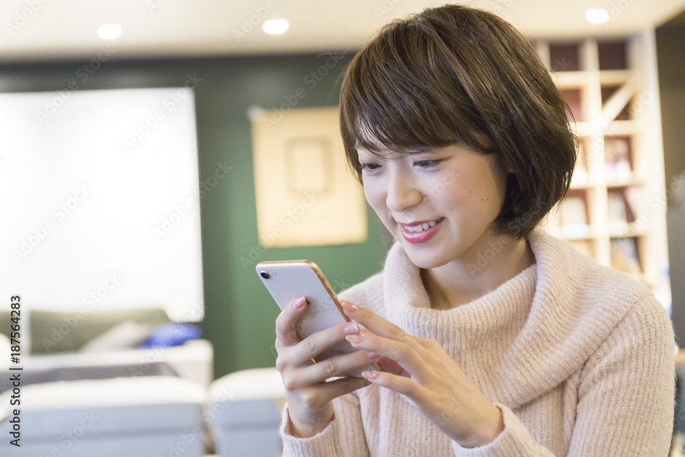 スマートフォンを操作する女性 スマートフォンを操作する女性