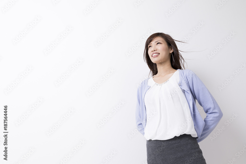 風に吹かれる女性 風に吹かれる女性