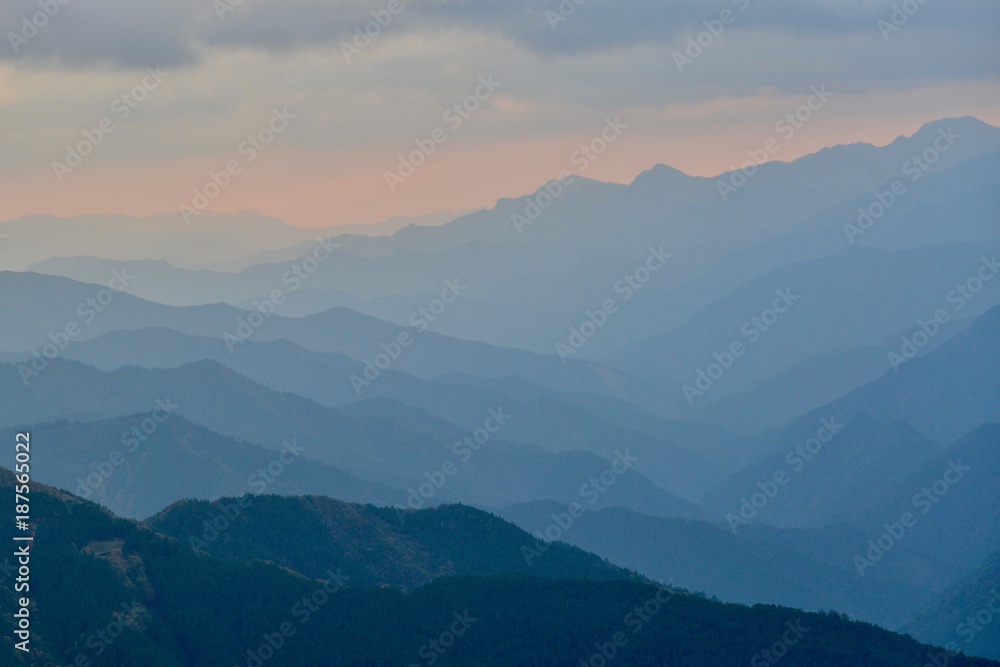 日本の山の夕景と光線