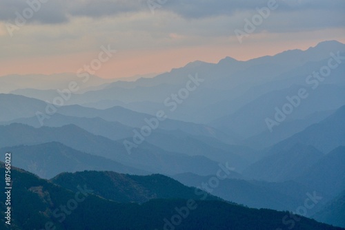 Fototapeta Naklejka Na Ścianę i Meble -  日本の山の夕景と光線