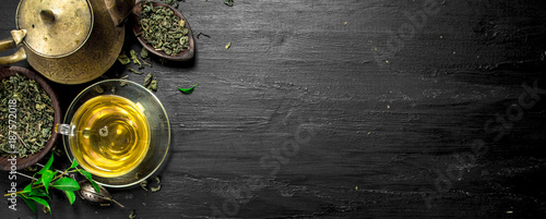 Panel kuchenny z motywem fragrant green tea with leaves.