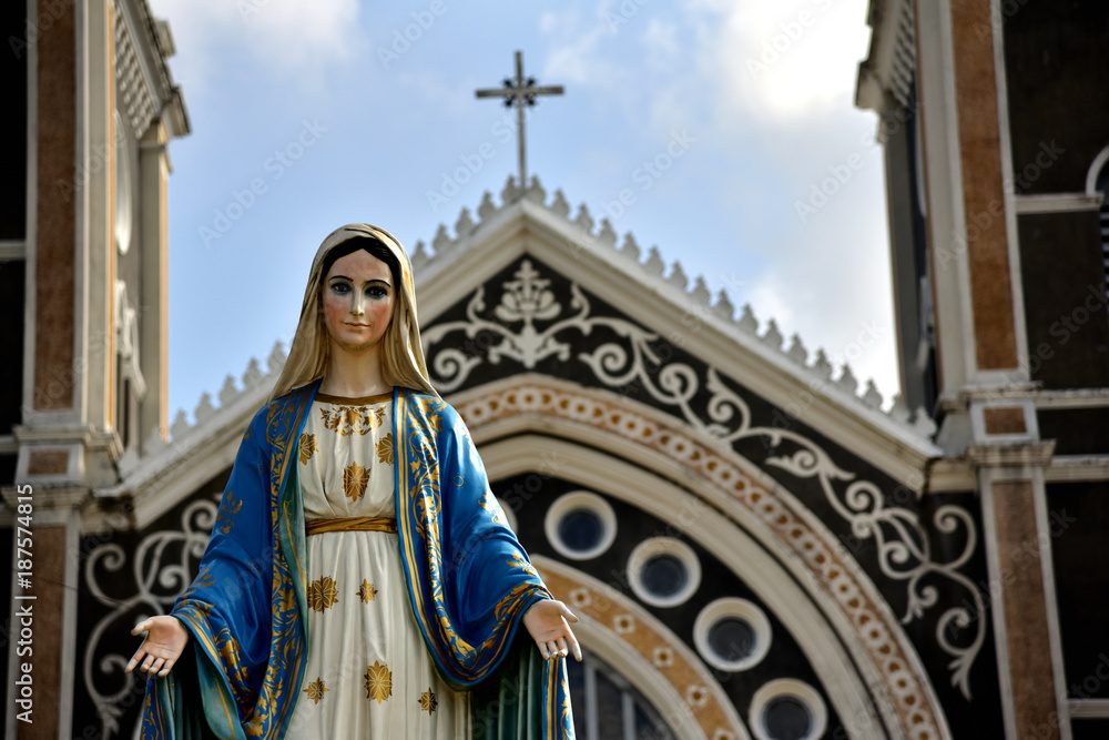Obraz premium Our Lady is located in front of the small church in the countryside of Thailand.
