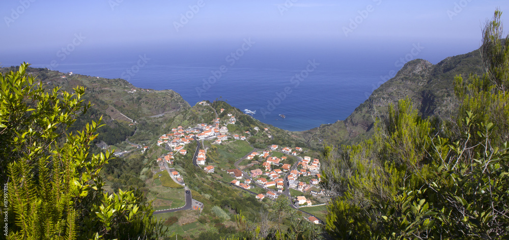 Aldeia rural num vale da Ilha da Madeira