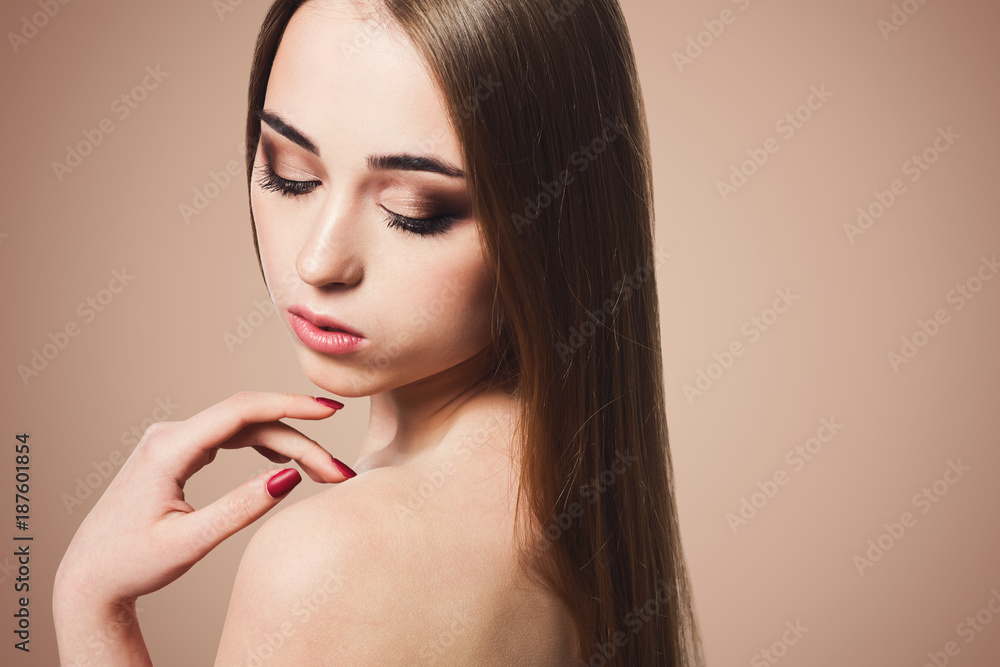 Fototapeta premium Beauty model on beige background, fashion shooting