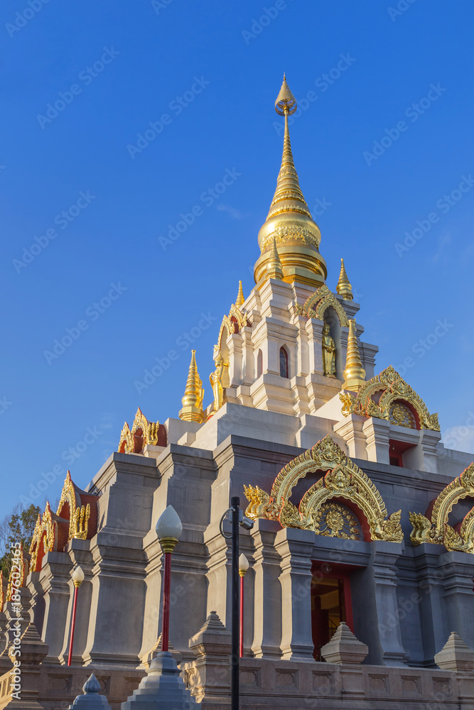 Naklejka premium Prabaromathat chedi srinakarindra satismahasantikiri pagoda w świątyni Wat Santikhiri Mae Salong, Chiangrai, północna Tajlandia rano