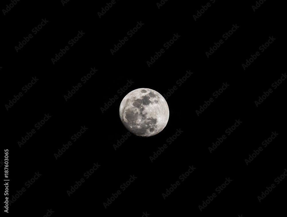 Naklejka premium Close up full moon illuminated in dark night