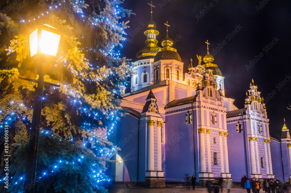 Obraz premium St. Michael's Golden-Domed Cathedral in Kiev at Christmas