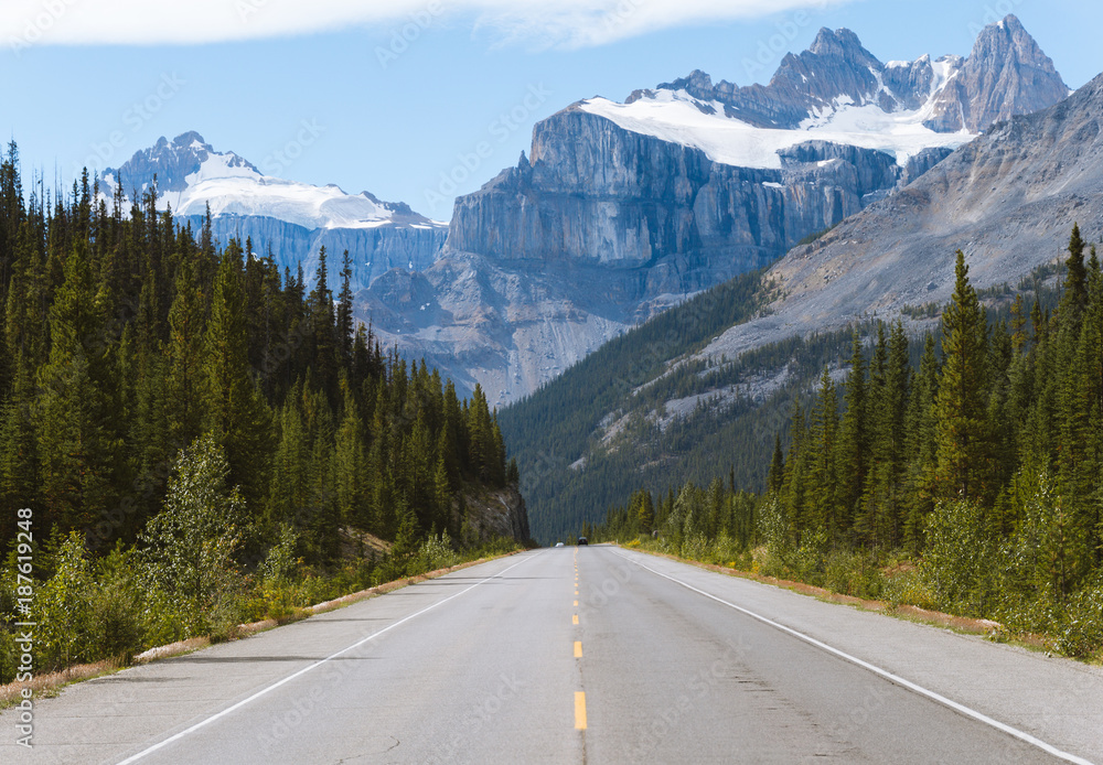 Fototapeta premium Scenic Icefields Parkway highway in Rocky Mountains, Alberta, Canada on sunny day