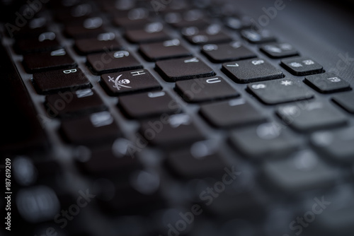 Teclado de laptop con icono hacker en la tecla H