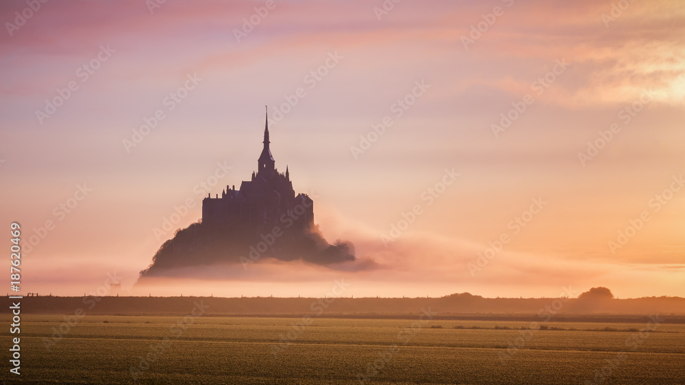 Obraz premium Beautiful panoramic view of famous Le Mont Saint-Michel tidal island at sunrise. Normandy, northern France