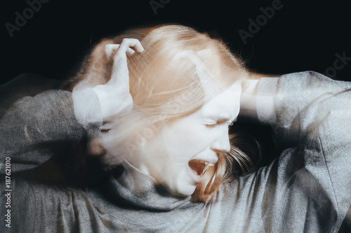 Schilderij op canvas Young woman with delusions screaming