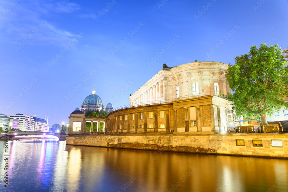 Fototapeta premium Beautiful night view of Berlin Cathedral and museum inland along Spree river