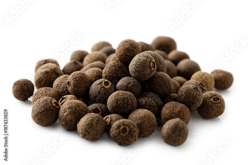 Tela A pile of whole allspice isolated on white.