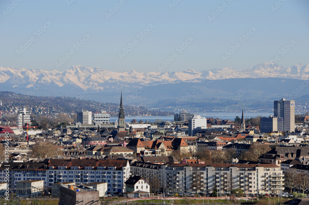 Panorama der Stadt Zürich vom Swiss Prime Tower, dem höchsten Wolkenkratzer der Schweiz.