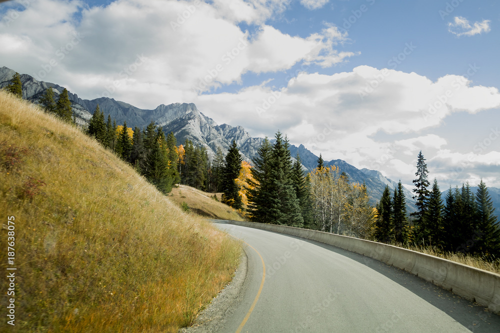 Strass in den Fanatischen Rocky Mountains im Indian Summer Strass in den Fanatischen Rocky Mountains im Indian Summer