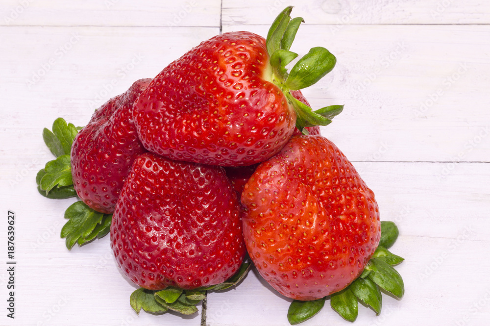 Fresas grandes sobre una mesa de madera Stock Photo | Adobe Stock