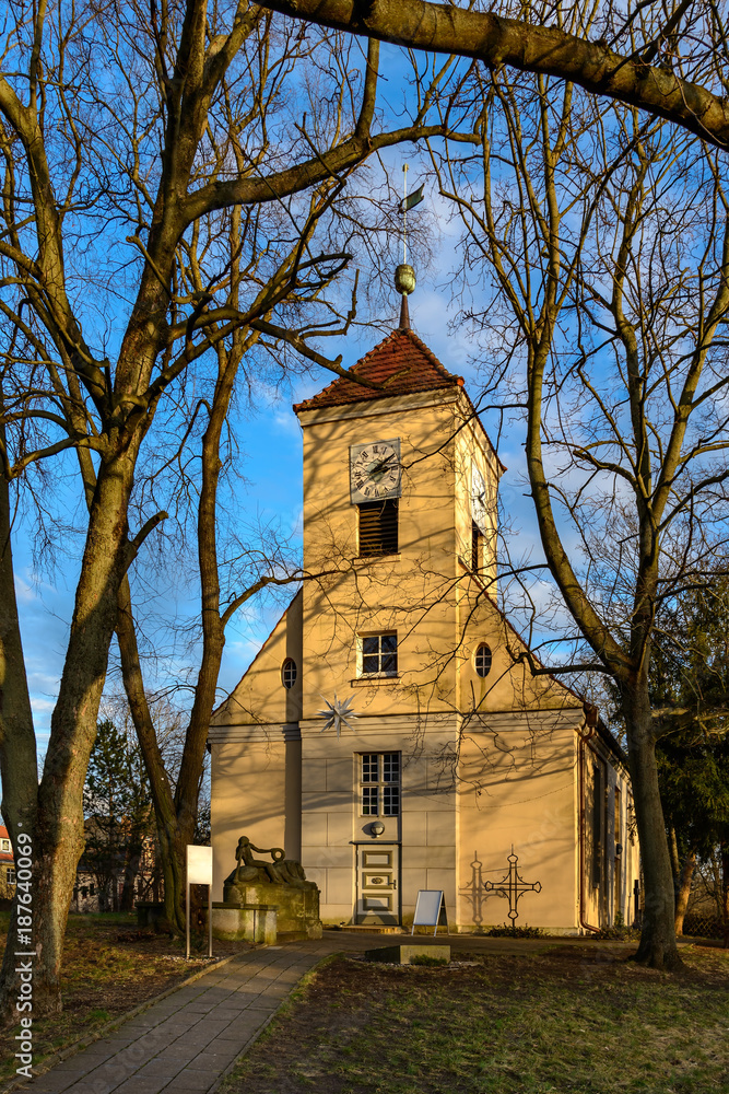 Naklejka premium Turm der Dorfkirche von Berlin-Alt-Schmöckwitz im Abendlicht (Ansicht von Westen)
