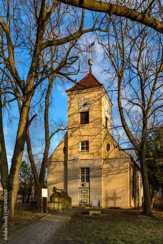 Turm der Dorfkirche von Berlin-Alt-Schmöckwitz im Abendlicht (Ansicht von Westen)