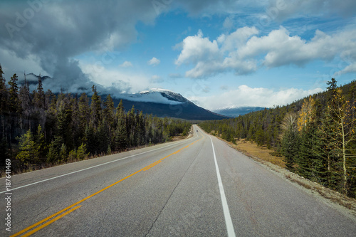 Highway in den Rocky Mountains mit Bergen und Wolkenhimmel © Kalinka Kalinka