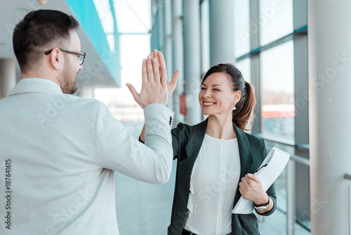 Foto Two excited business colleagues team give high five.