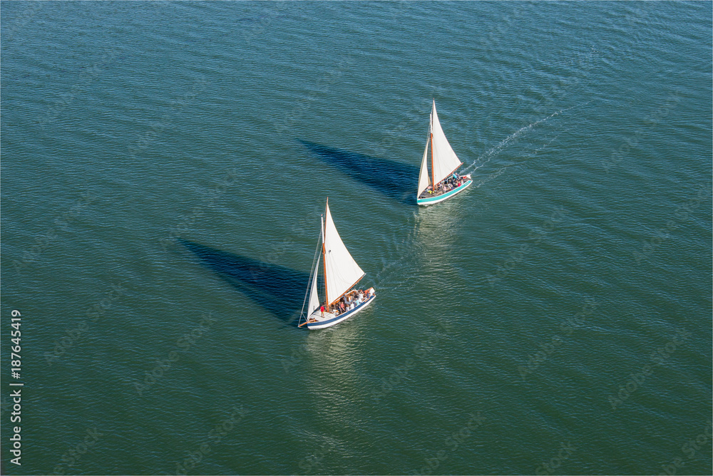 Fototapeta premium Vue aérienne de bateaux à voile dans le Bassin d'Arcachon en France