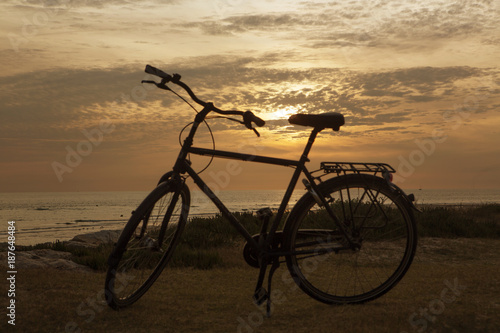 Fahrräder im Sonnenuntergang am Meer