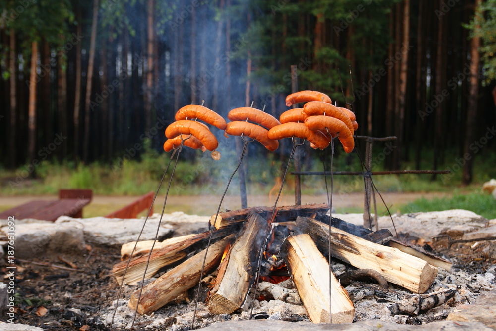 Fototapeta premium Kiełbasa na ognisku
